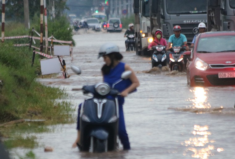 Duong ve nha cua nguoi Sai Gon lai ngap nuoc, ket xe kinh hoang-Hinh-6